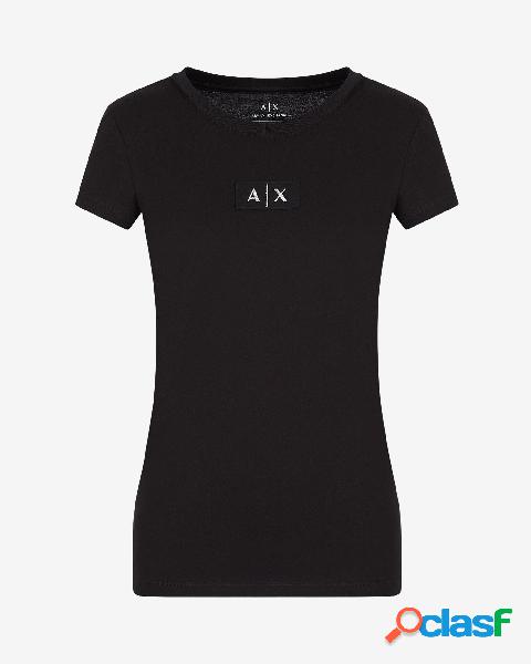 T-shirt nera in cotone a maniche corte con patch nero logo