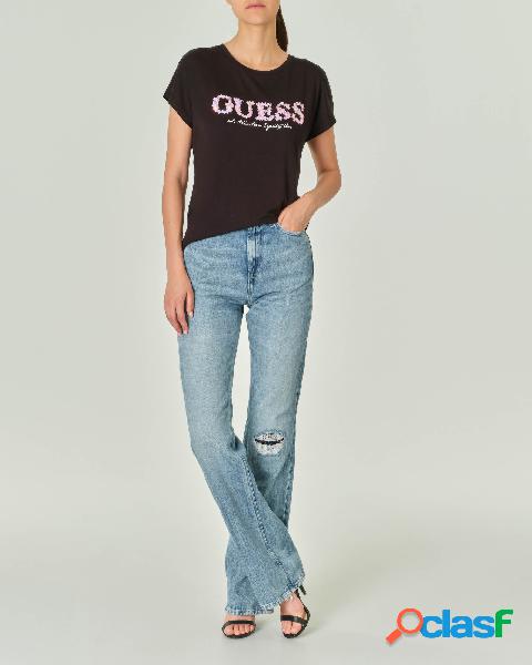 T-shirt nera in viscosa con maniche ad aletta e logo in