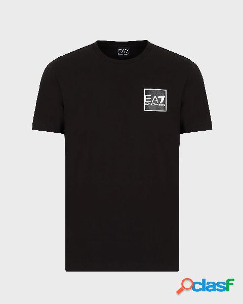 T-shirt nera mezza manica con logo bianco piccolo sul petto