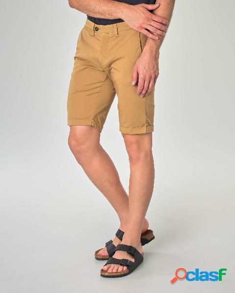 Bermuda chino cammello in gabardina di cotone stretch