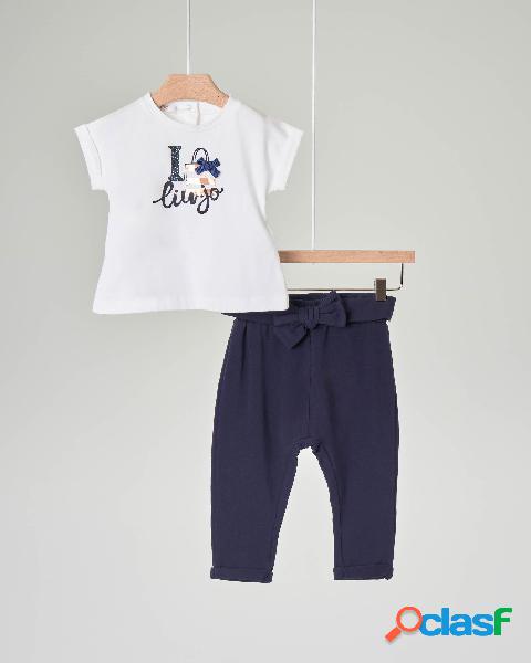 Completo t-shirt bianca con logo e fiocco e pantalone blu