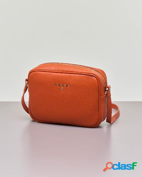 Cross bag arancione in pelle effetto martellato con scritta