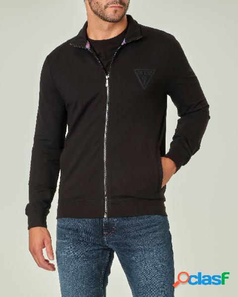 Felpa nera con chiusura zip e logo triangolo ricamato