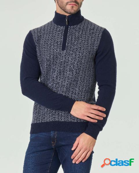 Maglia blu con pannello jacquard grigio e chiusura colletto