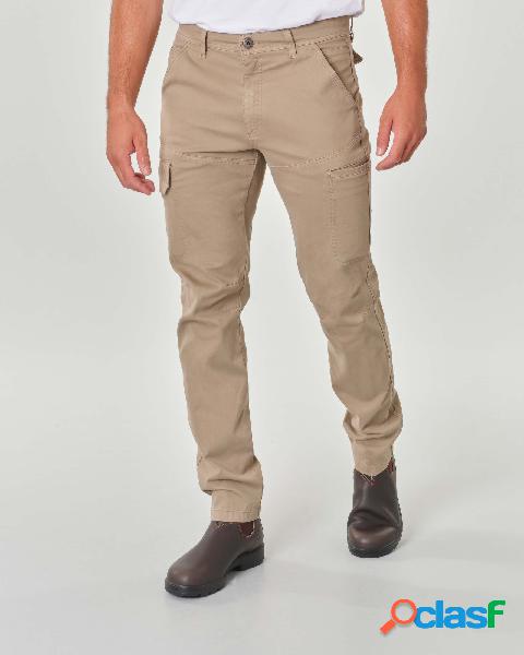 Pantalone cargo beige in cotone stretch
