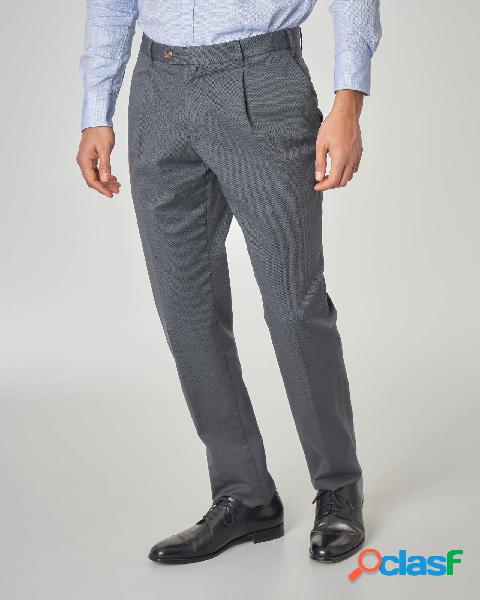 Pantalone grigio scuro con una pinces