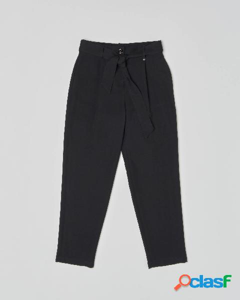 Pantalone nero baggy con cintura annodata a fiocco in vita