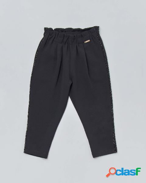 Pantalone nero baggy in tessuto stretch con bande 3-7 anni