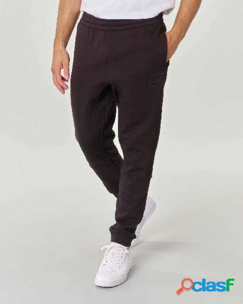 Pantalone nero in felpa con logo tono su tono