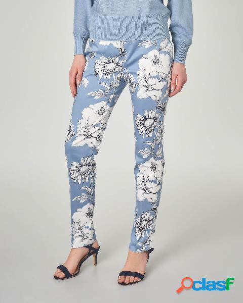 Pantaloni azzurri in cotone elasticizzato a stampa floreale