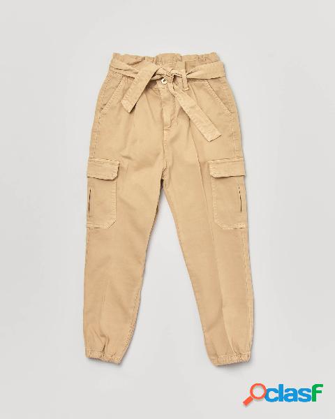 Pantaloni beige a vita alta con tasconi e cintura in vita