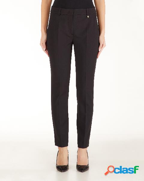 Pantaloni neri slim in tessuto tecnico elasticizzato con