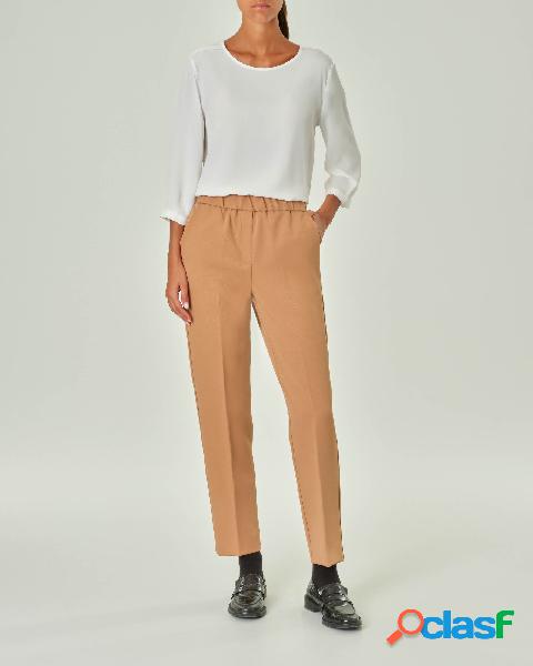 Pantaloni slim color cammello in tessuto diagonale stretch