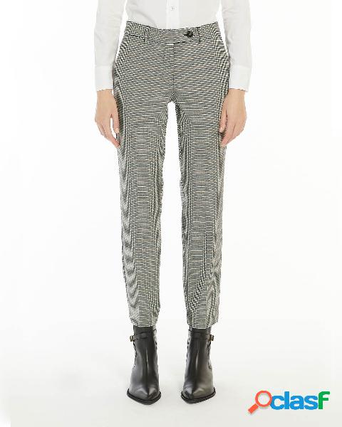 Pantaloni straight in misto lana a micro quadretti bianchi e