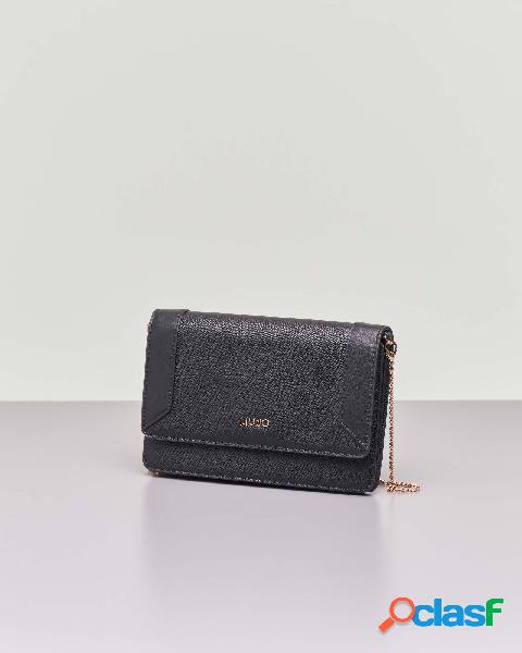 Pochette in similpelle nera con chiusura a patta logata e