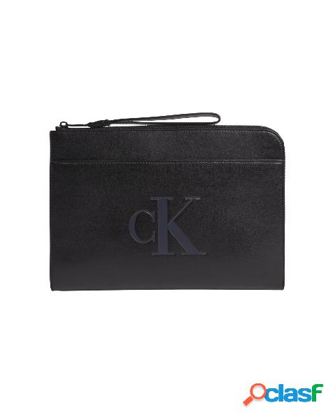 Pochette nera in similpelle con logo in rilievo davanti