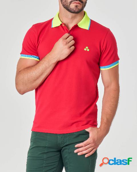Polo geraneo con colletto e bordino su collo e maniche fluo