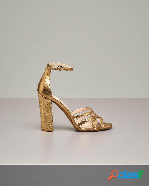 Sandalo intrecciato in pelle color oro con tacco alto