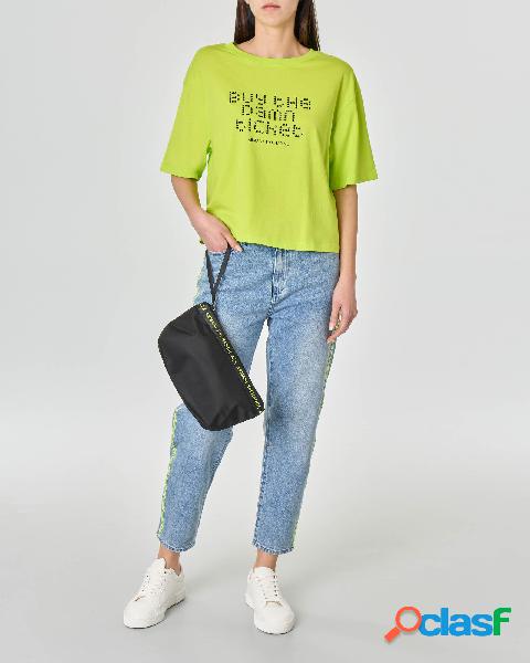 T-shirt over cropped color lime con scritta logo a borchie