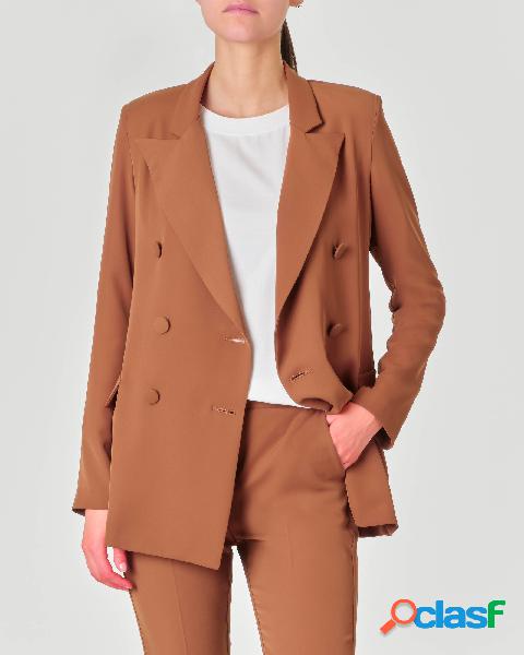 Blazer doppiopetto color bruciato in crêpe con revers a