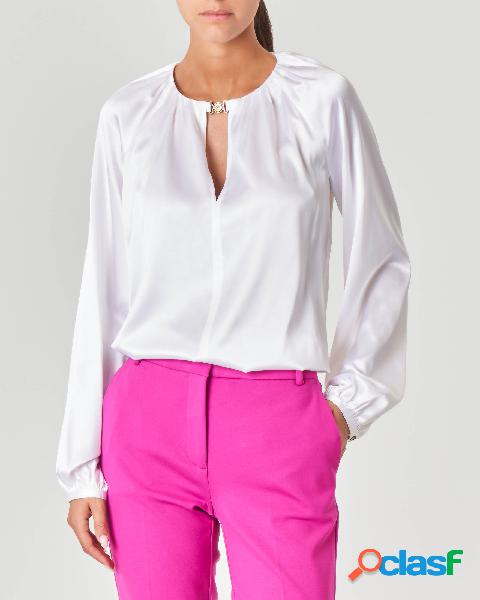 Blusa bianca morbida in satin di seta con chiusura a