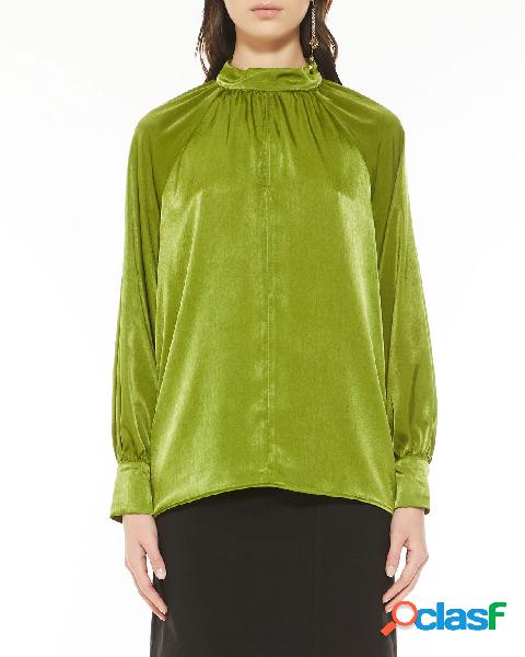 Blusa verde lime in raso a collo alto con arricciatura sul