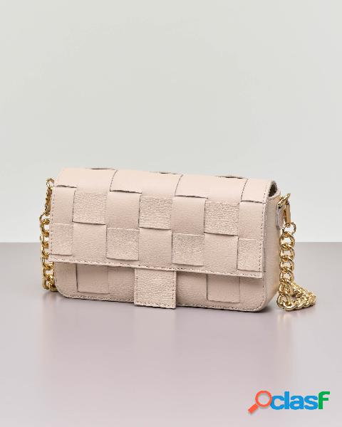 Borsa beige in pelle intrecciata con patta e tracolla a