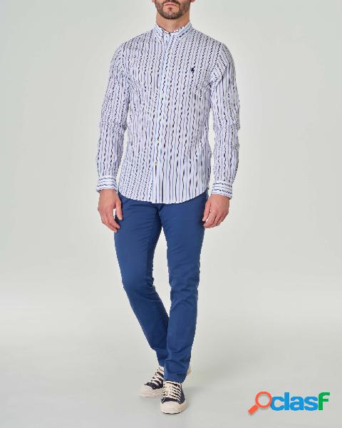 Camicia bianca a righe blu e azzurre in cotone stretch