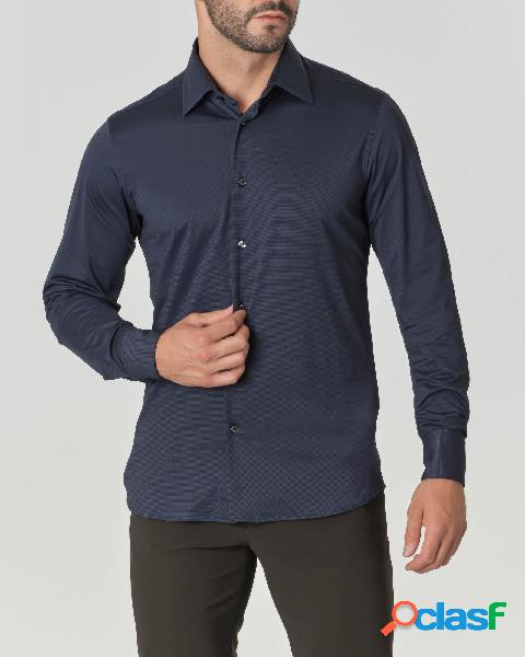 Camicia blu in tessuto tecnico stretch punta spillo con