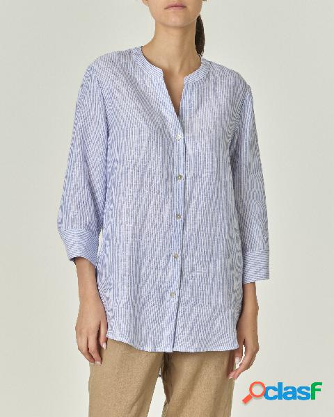 Camicia in lino a righe bianche e blu con colletto alla