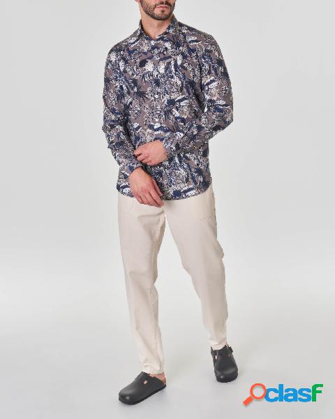 Camicia marrone in mussola di cotone con stampa foglie blu e