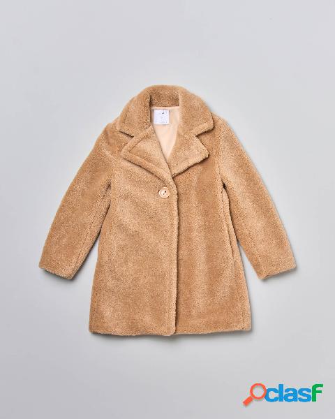 Cappotto cammello in orsetto con chiusura ad un bottone 40