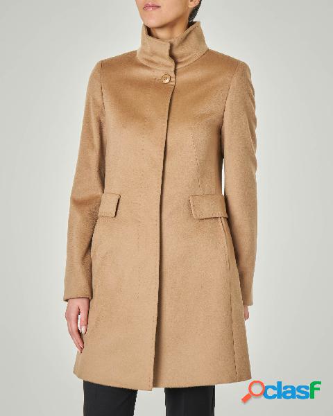 Cappotto sfiancato color cammello in pura lana con collo
