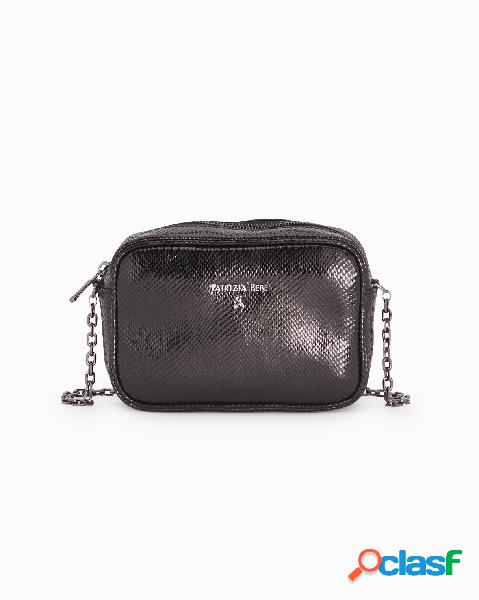 Cross bag nera in pelle effetto rettile con scritta logo e