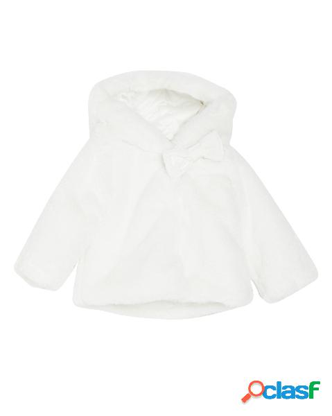 Giaccone bianco in eco-pelliccia con cappuccio e fiocco