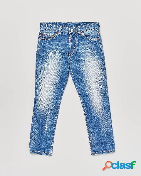Jeans carrot-fit lavaggio chiaro stone washed con abrasioni
