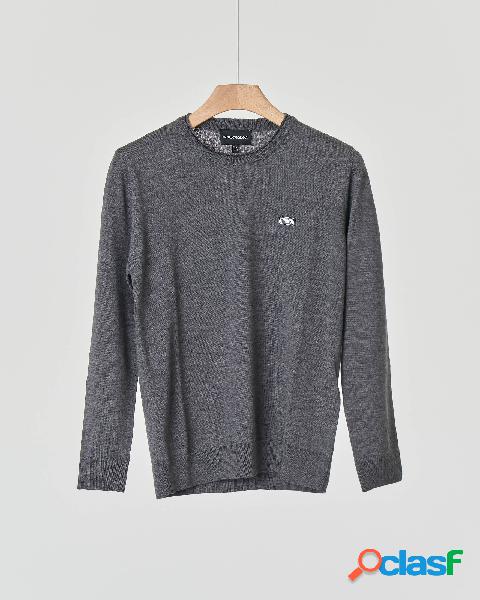 Maglia girocollo grigio antracite in lana con logo patch
