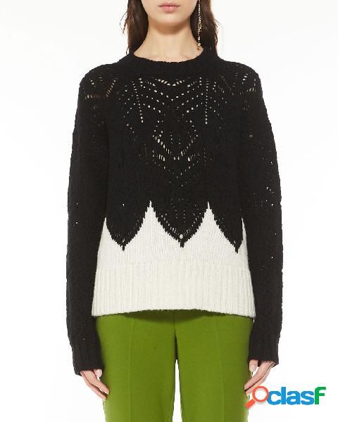 Maglia nera e bianca in lana e alpaca dal taglio over a