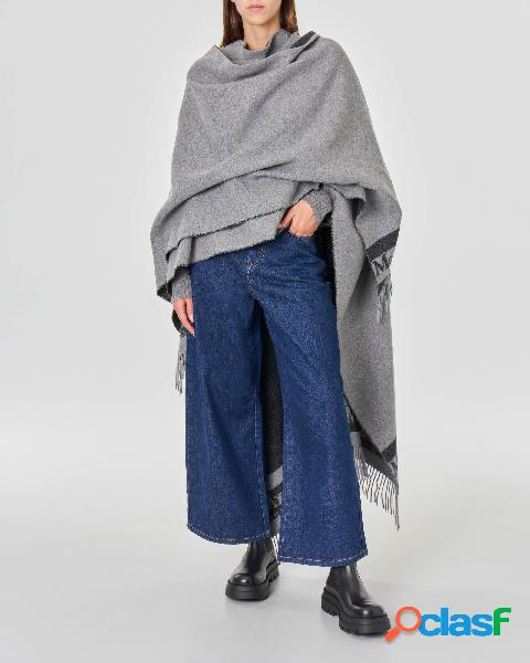 Mantella in pura lana grigia con frange e logo jacquard a