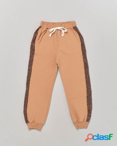 Pantalone cammello in felpa con bande laterali marrone scuro