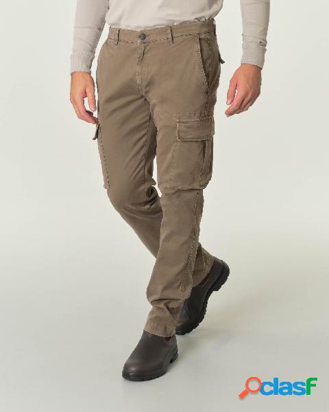 Pantalone cargo color fango in gabardina di cotone stretch