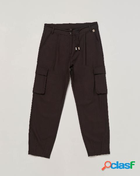 Pantalone cargo nero in tessuto stretch con coulisse in vita
