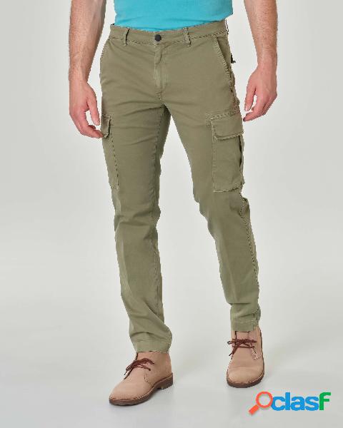 Pantalone cargo verde salvia in gabardina di cotone stretch