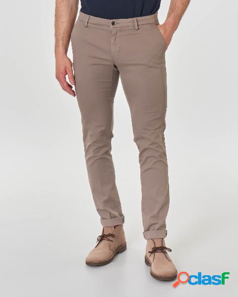Pantalone chino Levanto color fango in broken twill di