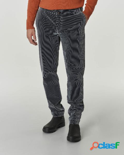 Pantalone chino grigio in tessuto di Lycra® effetto velluto