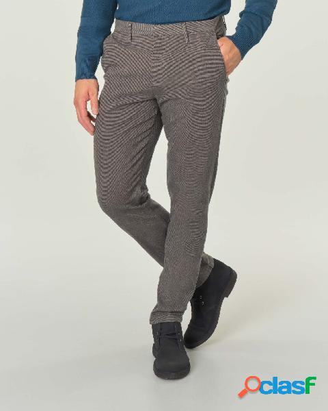 Pantalone chino grigio micro quadretto in cotone stretch
