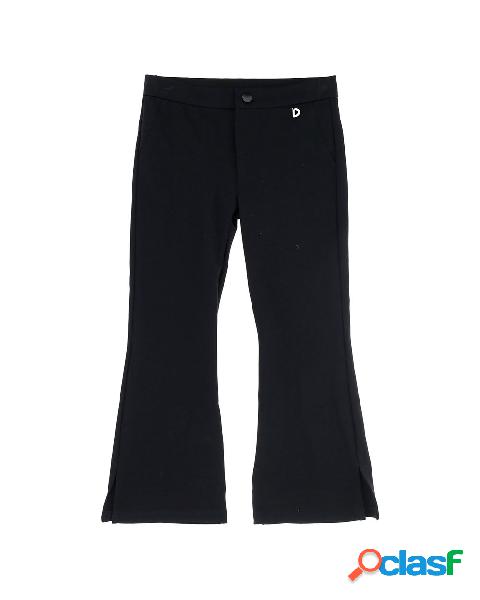 Pantalone nero a zampa con spacchetto in tessuto stretch