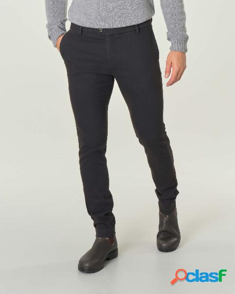 Pantaloni chino blu in tessuto di misto cotone stretch micro