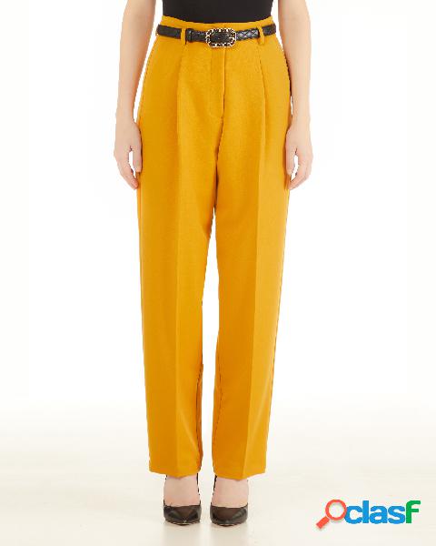 Pantaloni ocra ampi in twill di viscosa con pinces e piega