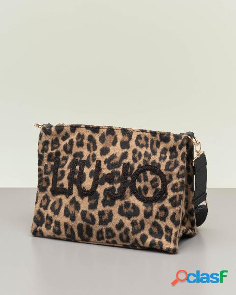 Pochette in feltro a fantasia leopardata con logo frontale